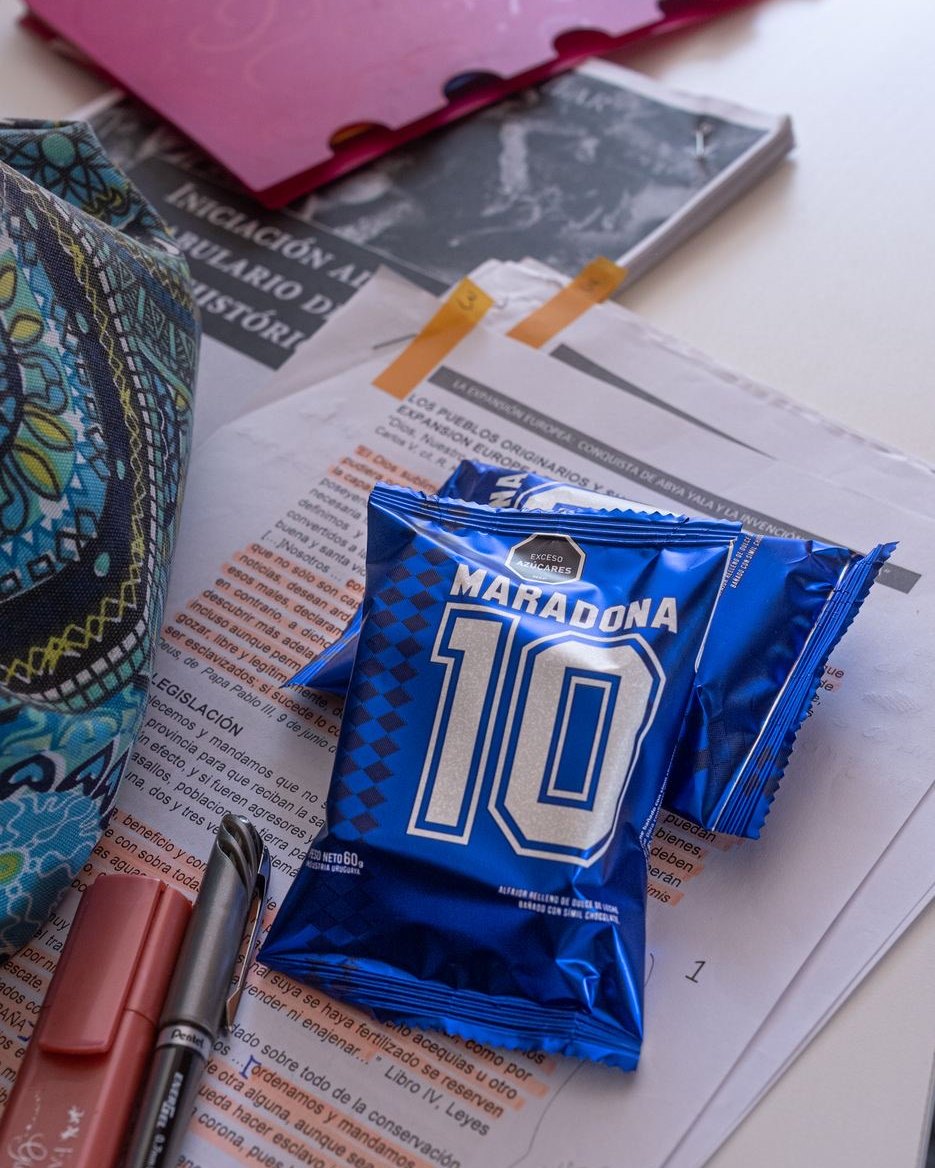 Dos Alfajores Maradona sobre un escritorio con apuntes y un resaltador